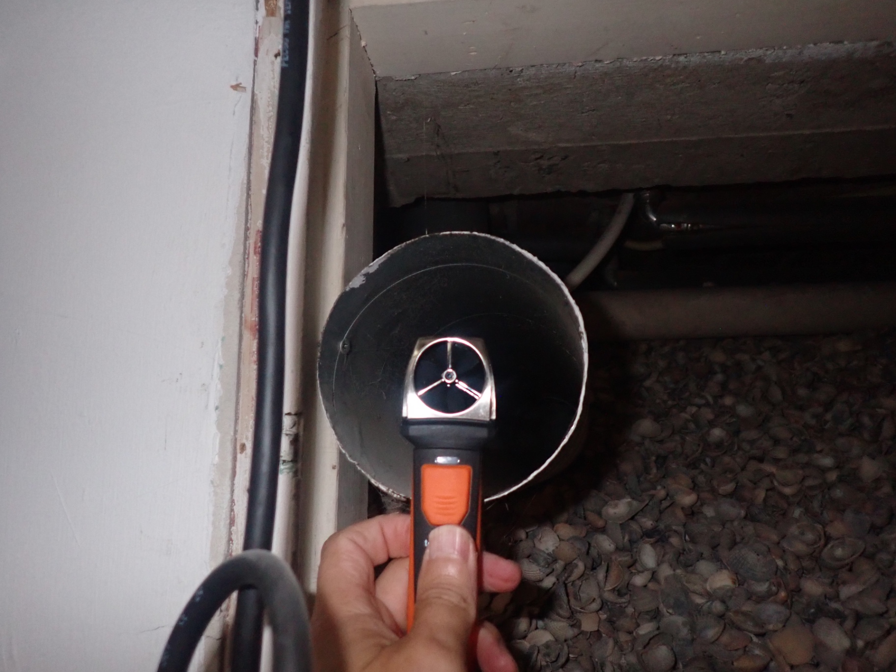 Meting van luchtstroom bij een ventilatievoorziening tijdens monitoring van het binnenklimaat