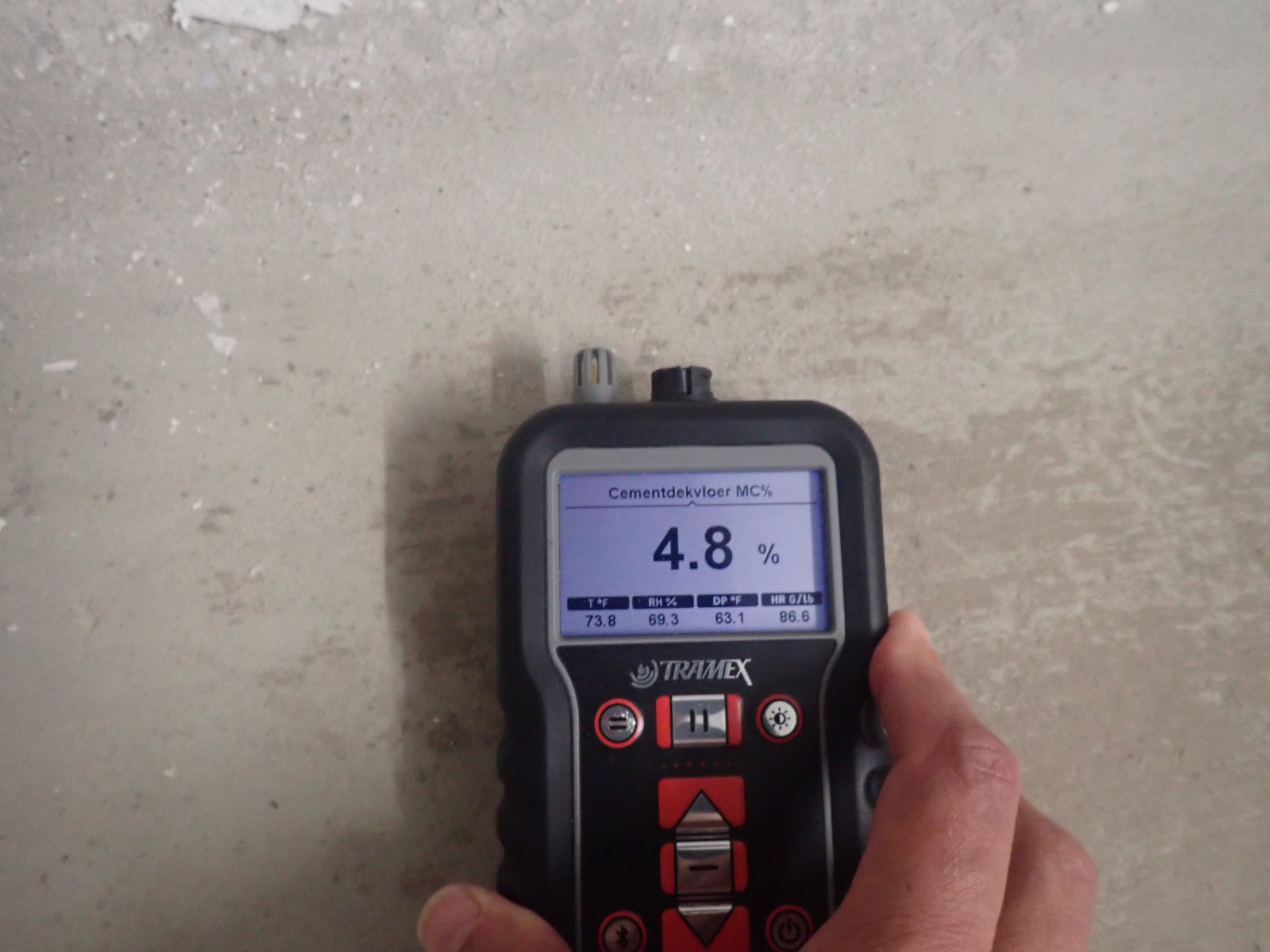 Vochtmeting op een cementdekvloer met een Tramex-meter