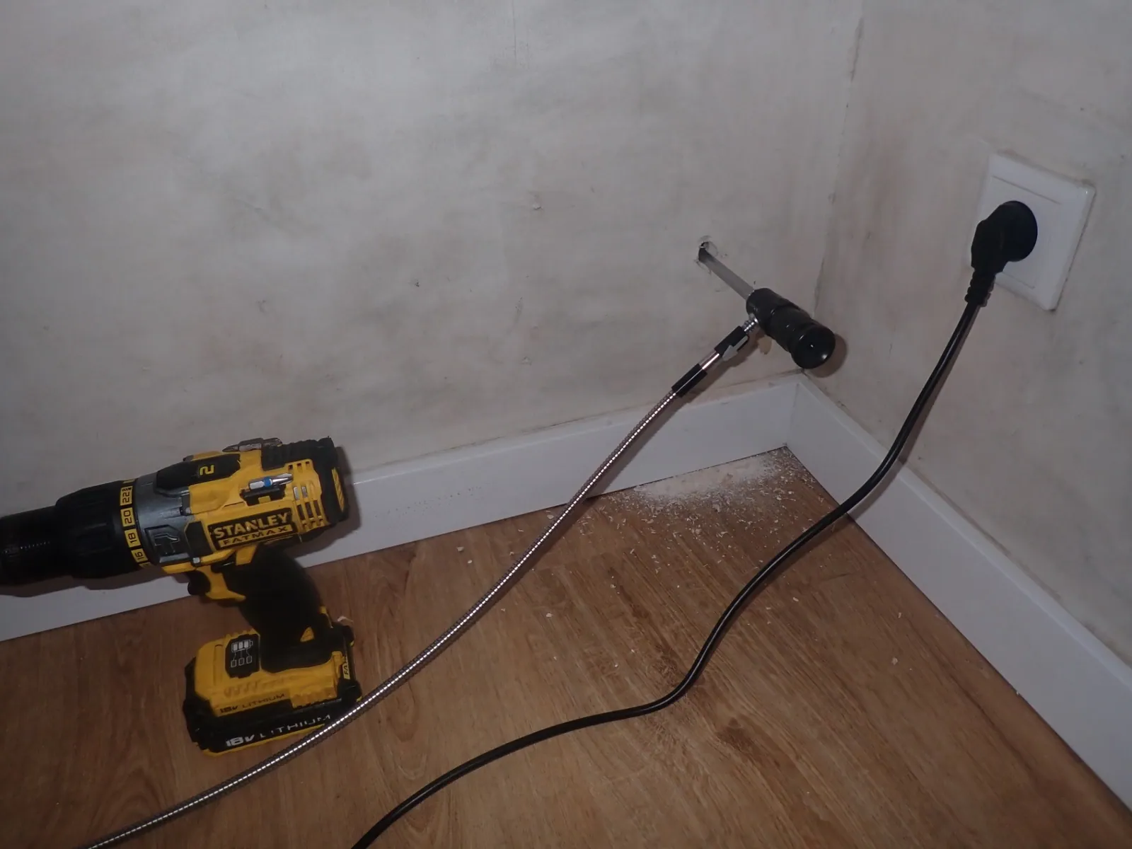 Endoscoopinspectie achter een binnenmuur tijdens werkbegeleiding